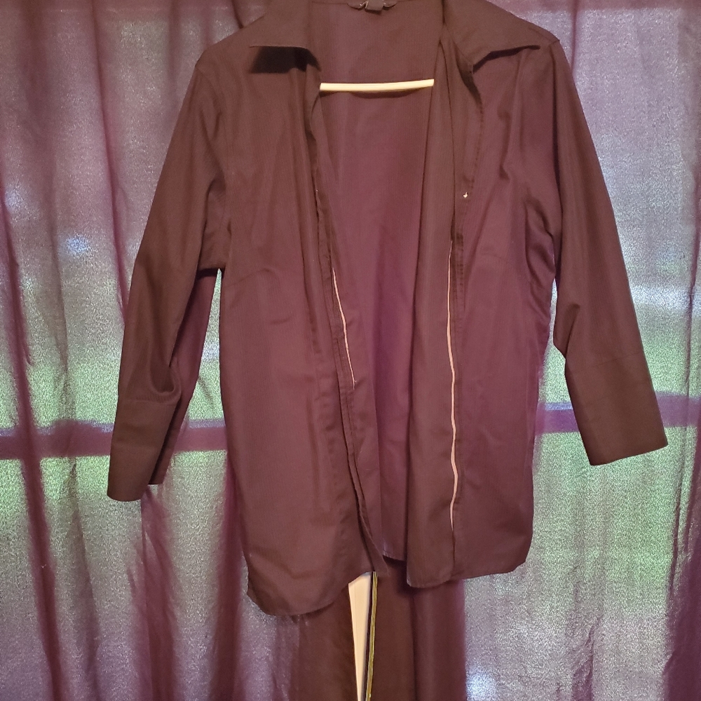 Woman's mid-sleeve dress shirt